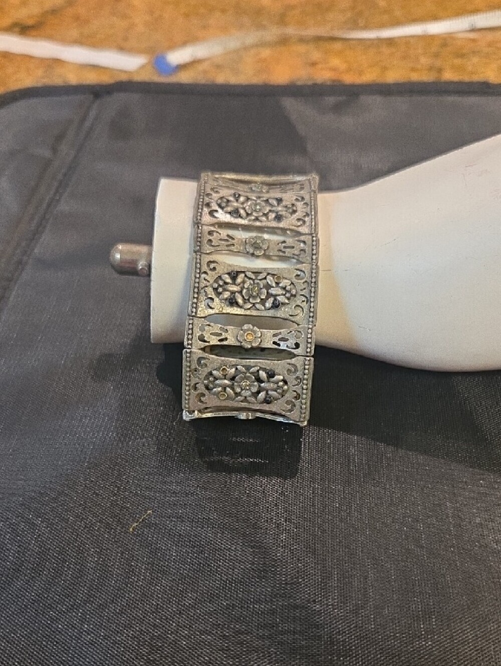 Vintage-Inspired Silver Floral Stretch Bracelet - Women's Jewelry - Picture 3 of 3